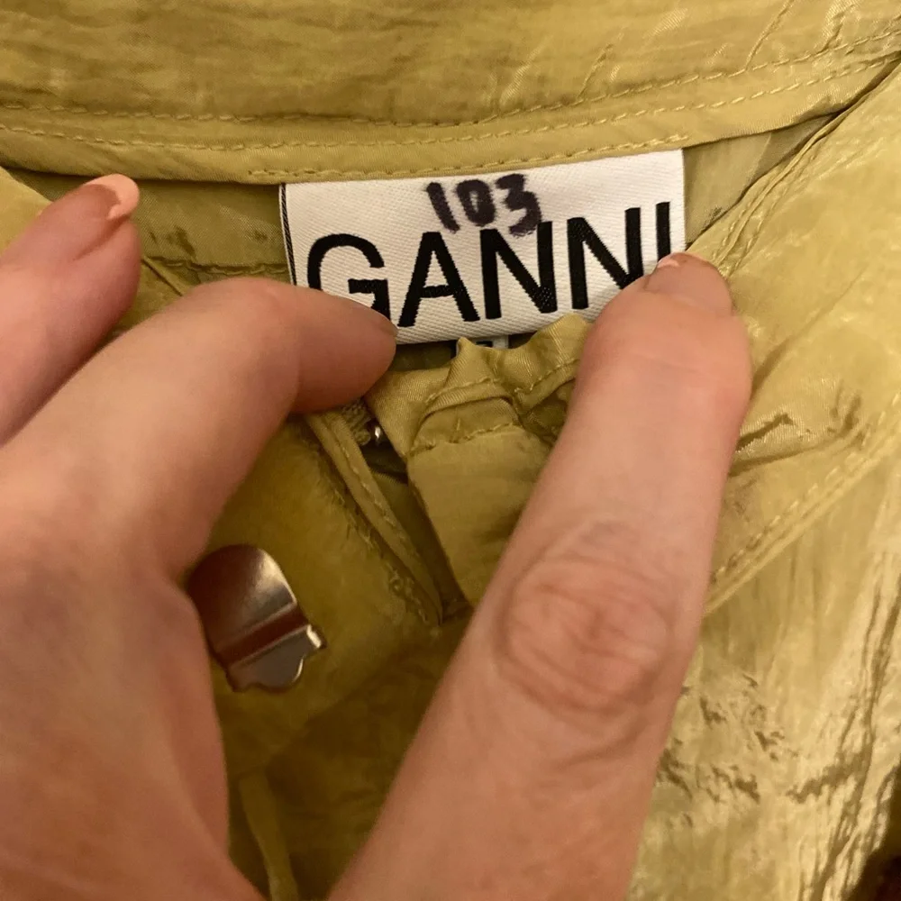 GANNI $595
Crinkled satin tapered pants dusty yellow size 36 size 0 - Picture 9 of 12